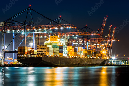 Ship loaded in New York container terminal