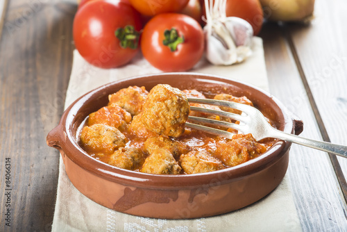 Albóndigas de carne con salsa de tomate comida europea photo