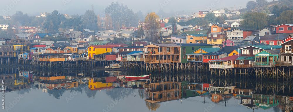 Obraz premium Houses on stilts (palafitos) in Castro, Chiloe Island, Patagonia