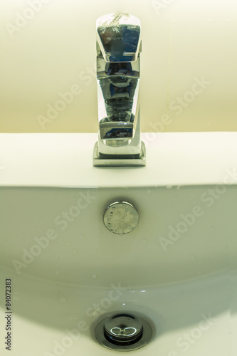 Ceramic sink./ Ceramic sink and faucet.