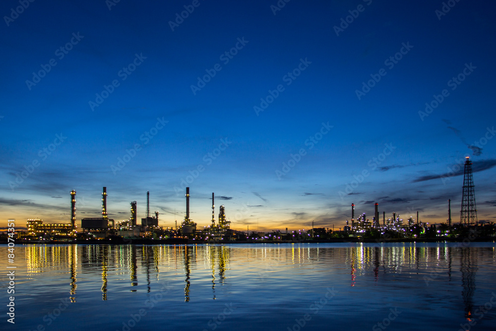 Obraz premium Fabryka rafinerii ropy naftowej