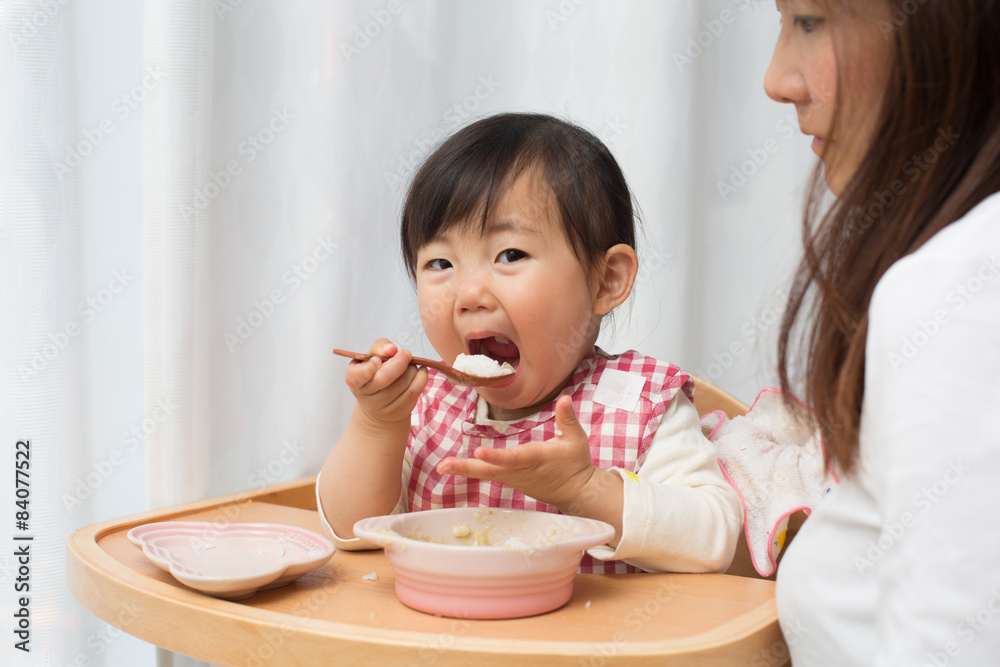 食事をする幼児 食事をする幼児