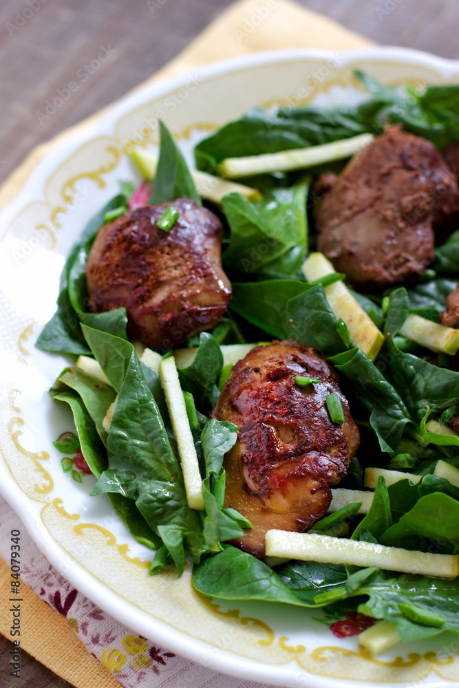 Chicken liver and spinach salad with green apple and onion Chicken liver and spinach salad with green apple and onion