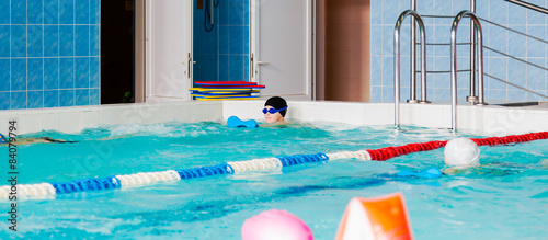 The boy who learns to swim in the pool