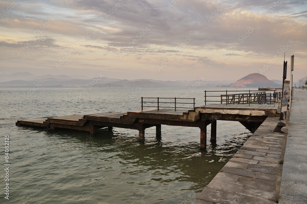 Fototapeta premium Embarcadero del paseo marítimo de Santoña (Cantabria)