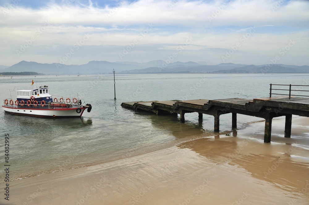 Fototapeta premium Santoña embarcadero y barca