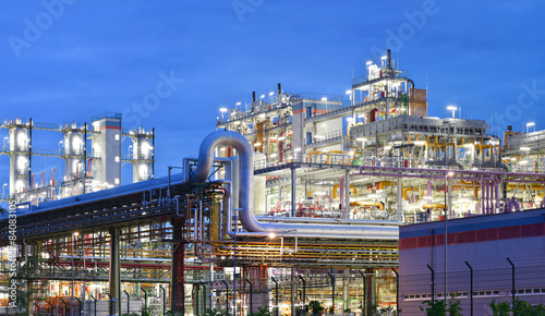 chemische Industrie, Raffinerie bei Nacht // chemical plant photo