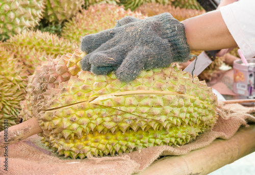 Peeling durian