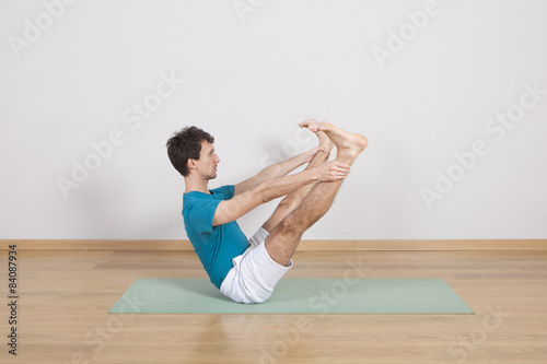 man practicing pilates indoor, return to life sequence, 34 exerc