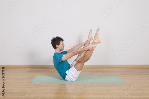 man practicing pilates indoor, return to life sequence, 34 exerc