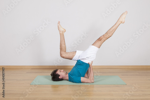 man practicing pilates indoor, return to life sequence, 34 exerc