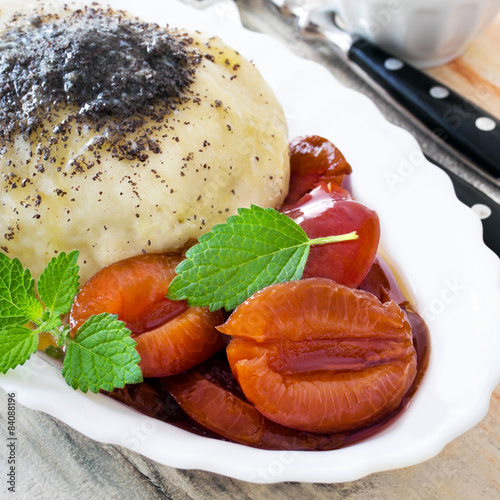 Germknödel mit Mohn und Pflaumenkompott photo