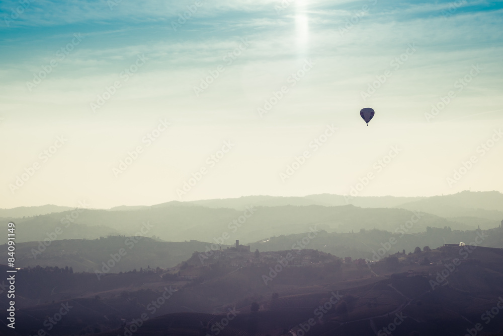 Obraz premium Mongolfiera in volo sulle colline delle Langhe 