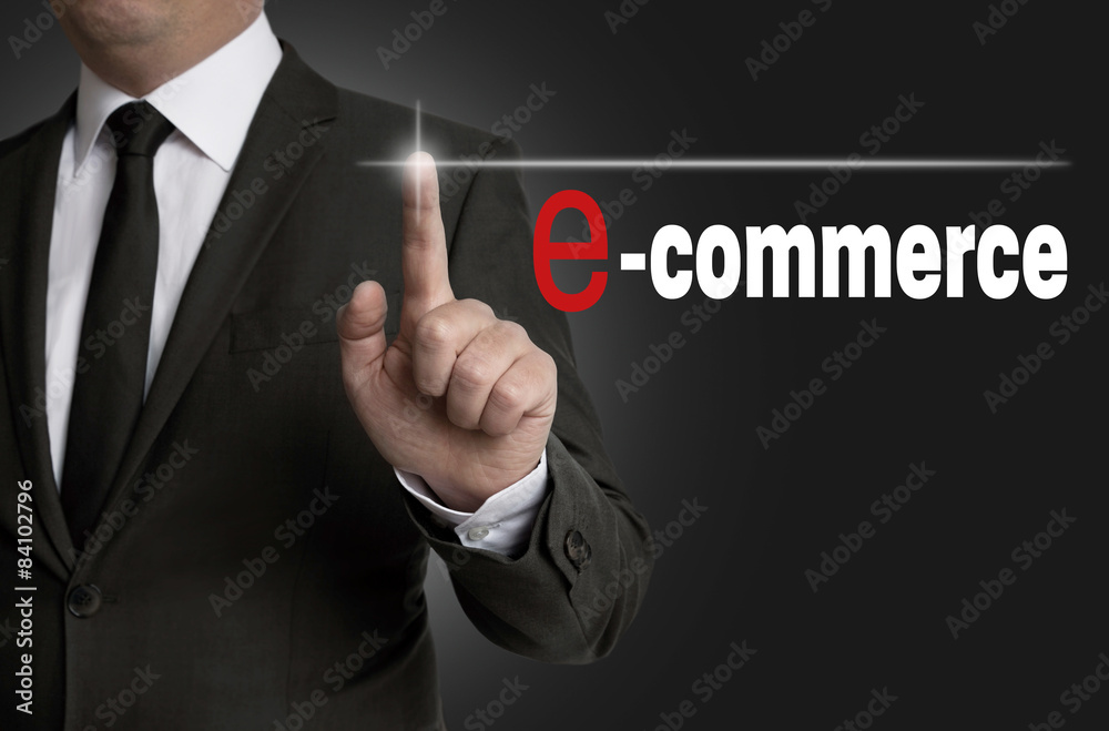 e commerce Touchsreen wird von Geschäftsmann bedient