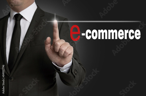 e commerce Touchsreen wird von Geschäftsmann bedient