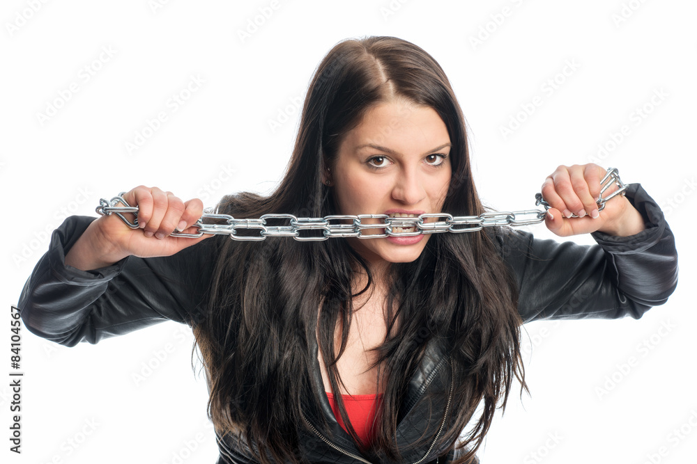 Aggressive Frau beißt in eine Baukette Aggressive Frau beißt in eine Baukette