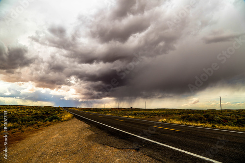 Straße durch die Wüste USA Westen bei Gewitter