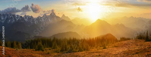 Obraz zachód słońca nad górskim krajobrazem