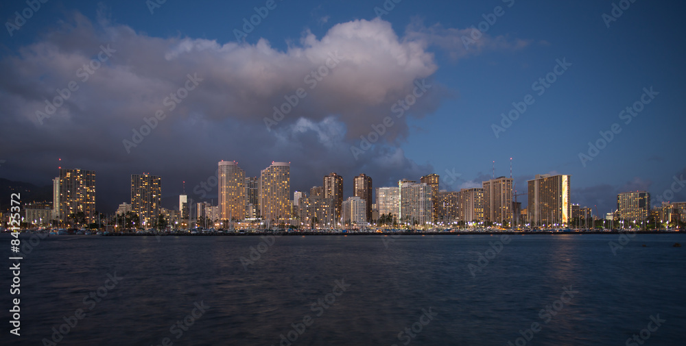 Fototapeta premium Honolulu downtown at night, Oahu Hawaii