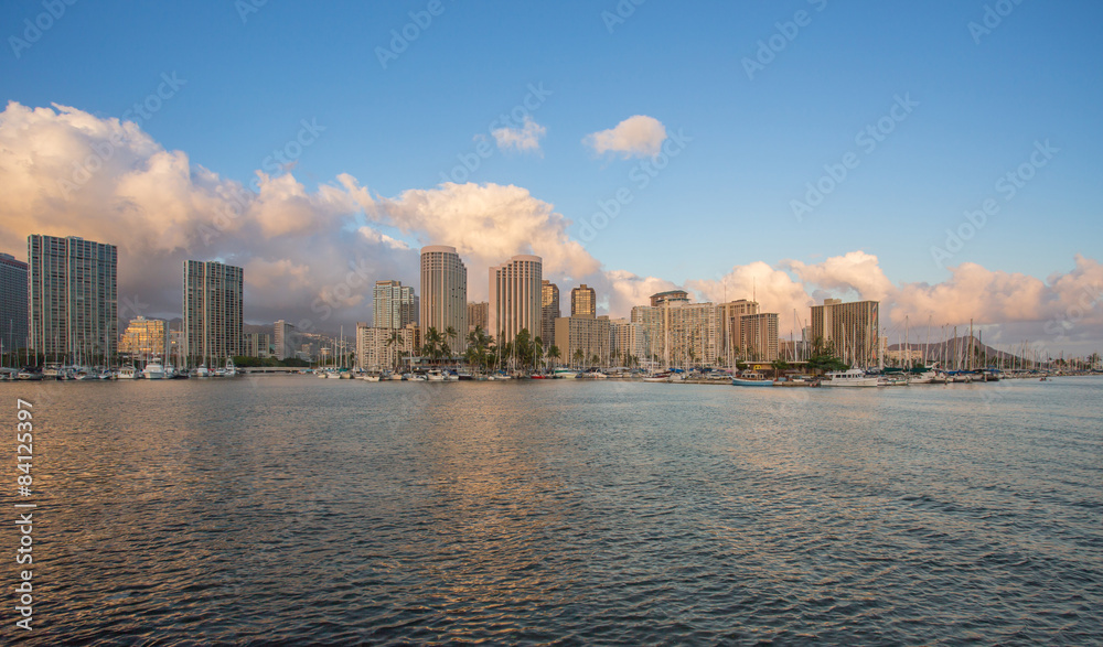 Fototapeta premium Honolulu skyline with seafront at sunset, Hawaii