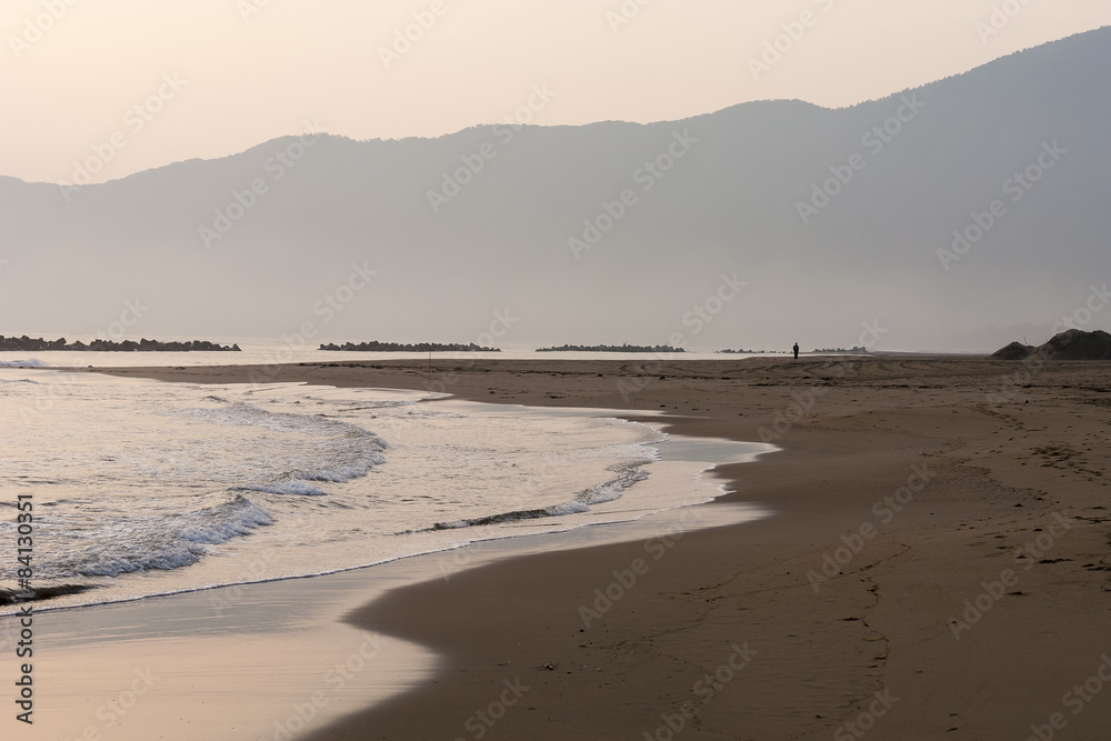 朝の日本海の風景　砂浜
