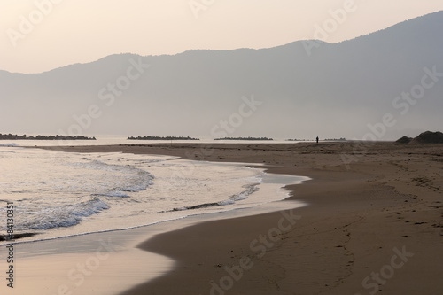 朝の日本海の風景 砂浜 