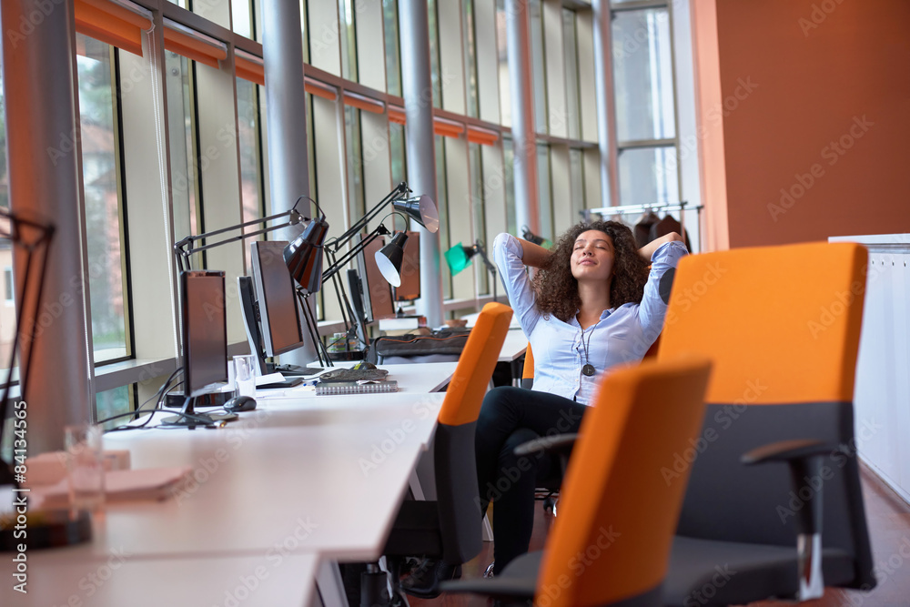Obraz premium Modern business woman in the office