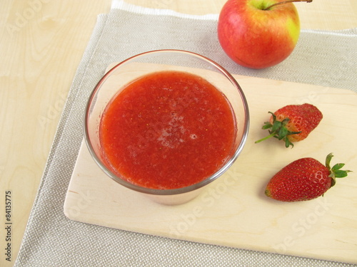 Erdbeer Apfel Smoothie im Glas photo