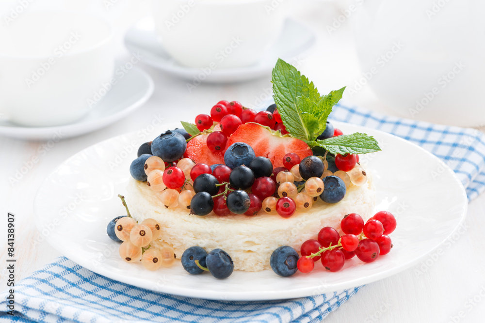 mini cheesecake with fresh berries