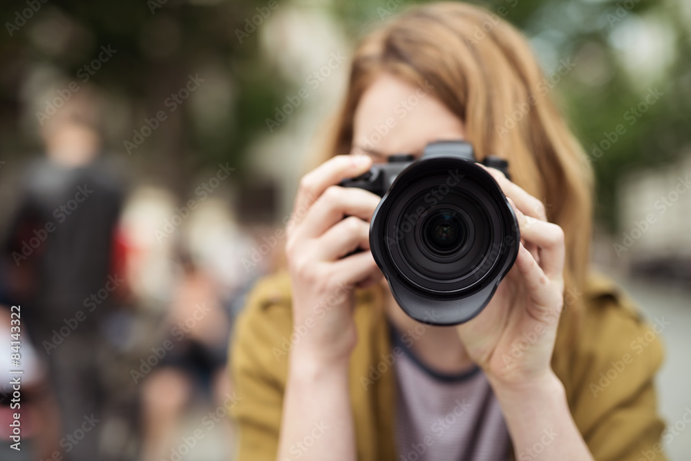 frau fotografiert mit einer digitalkamera