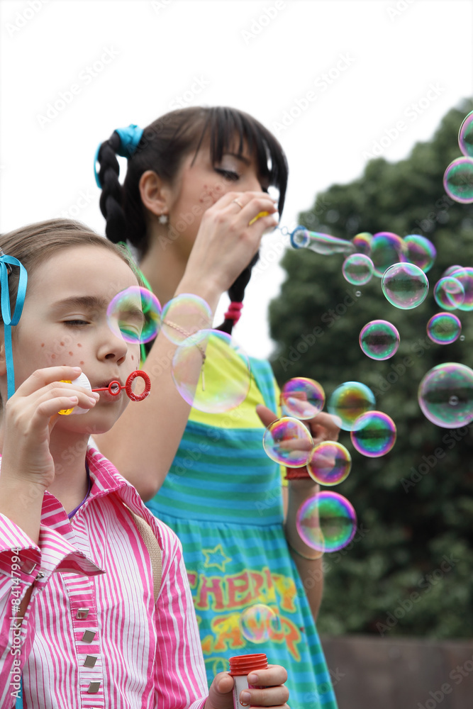 Children inflate soap bubbles.