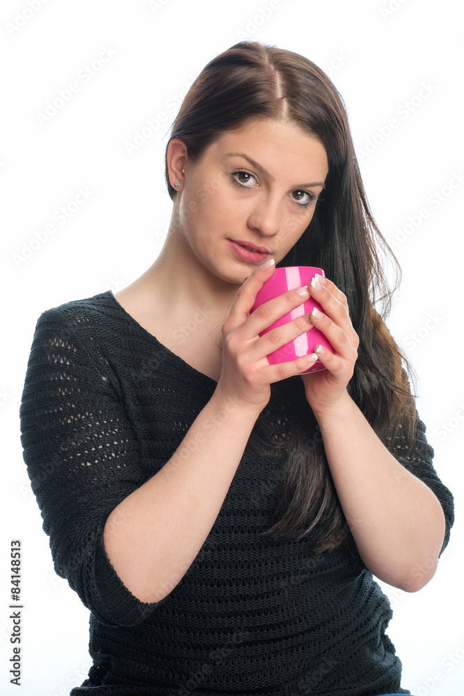 Frau mit langen Haaren hält Kaffeepott Frau mit langen Haaren hält Kaffeepott
