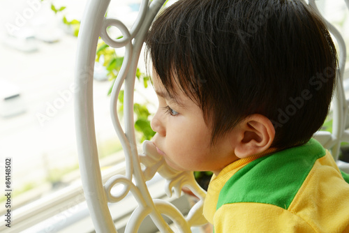 不満な表情をしている男の子 photo