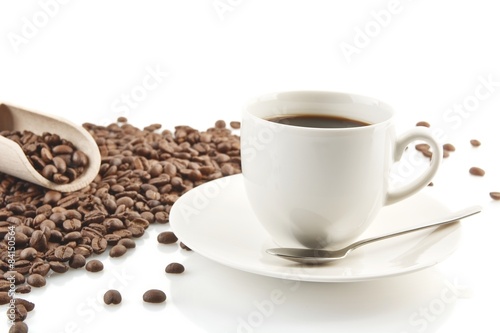 Fototapeta Naklejka Na Ścianę i Meble -  Line made of coffee beans with cup of coffee