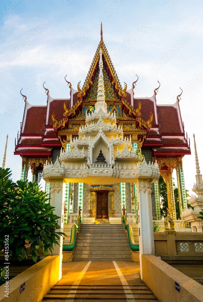 Naklejka premium Buddhist temple with golden light