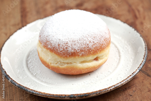 Berliner Pfannkuchen auf Teller