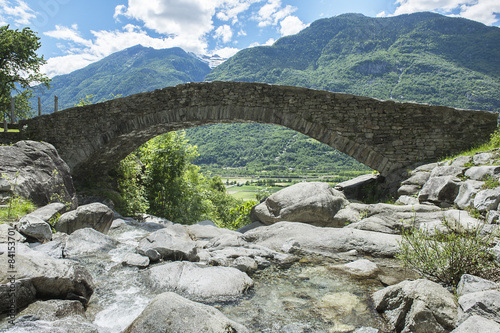 Steinbogenbrücke oberhalb von Biasca, Tessin, Schweiz