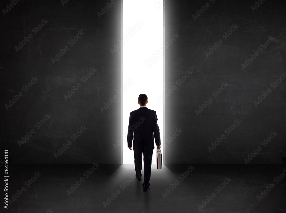 Obraz premium Business person looking at wall with light tunnel opening