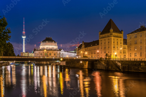 Berlins Museumsinsel bei Nacht photo