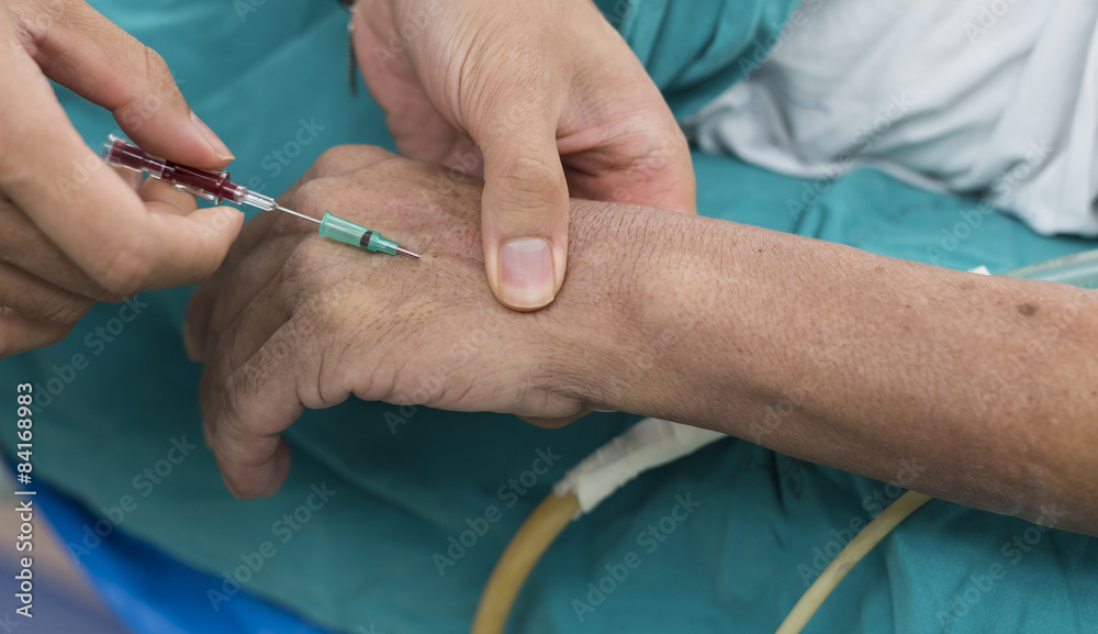 anesthesiologist doctor open intravenous fluid anesthesiologist doctor open intravenous fluid