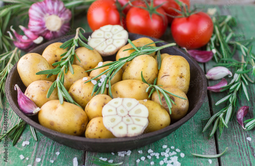Potatoes for roasting with rosemary and garlic Potatoes for roasting with rosemary and garlic