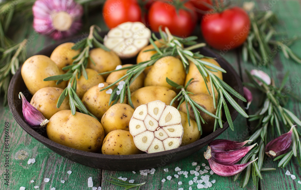 Potatoes for roasting with rosemary and garlic Potatoes for roasting with rosemary and garlic
