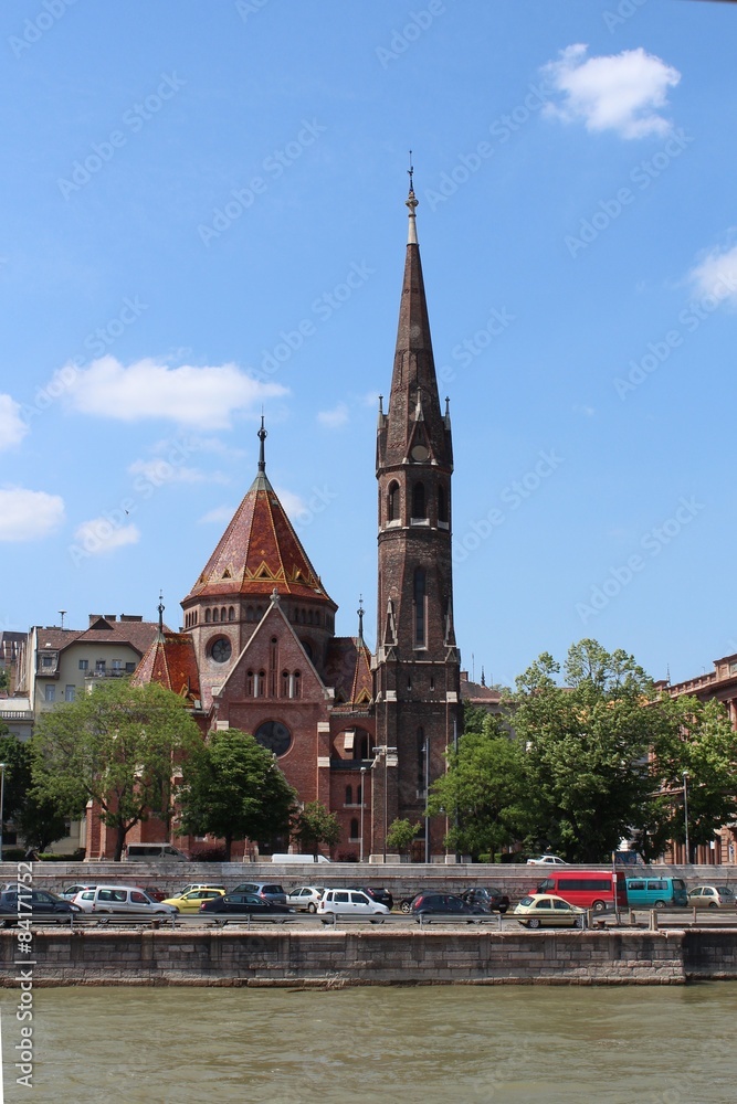 Церковь на набережной Будапешта