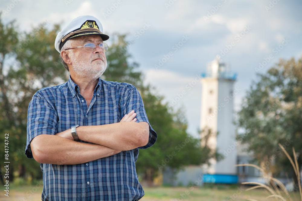 Obraz premium Elderly captain on the sea shore