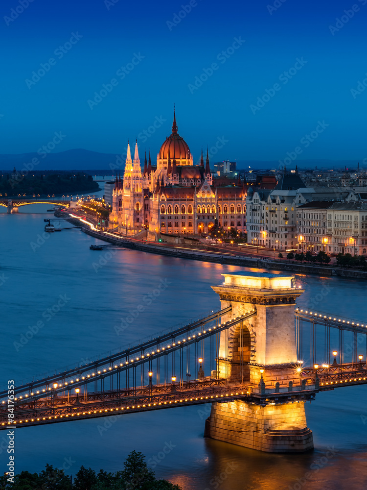 Obraz premium Budapest Chain Bridge and the Hungarian Parliament