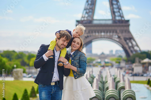 Photography Happy family in Paris