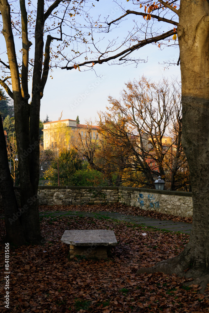 Parco con panchina bergamo alta, città alta in autunno Parco con panchina bergamo alta, città alta in autunno