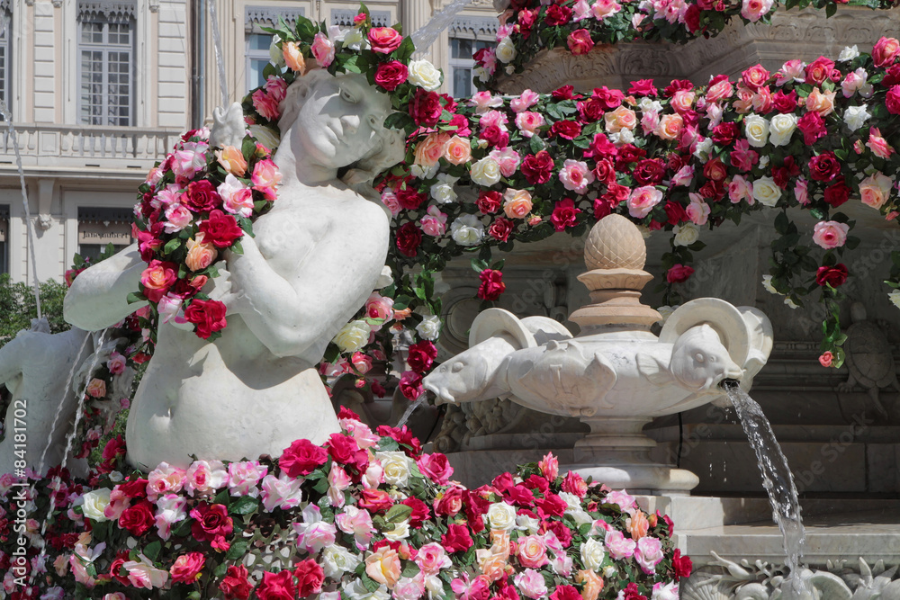 Fototapeta premium Festival Mondial des Roses : fontaine des Jacobins