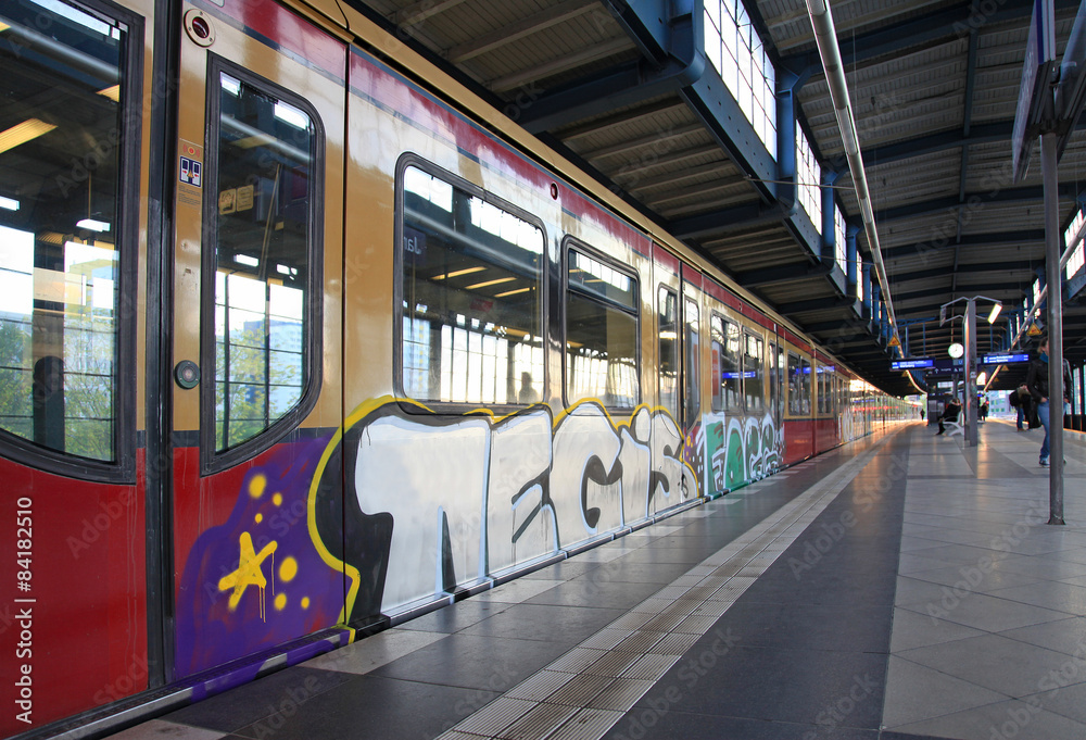 Naklejka premium stacja metra graffiti berlin 3331-f15
