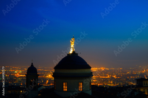 Bergamo città alta, di notte, panorama bergamo piazza, fontana 